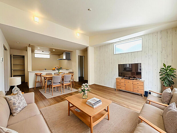 【蓮田市江ヶ崎1棟　リビング】　※こちら実際のリビングにバーチャルでインテリアを配置したイメージになります。家具付き物件ではございません