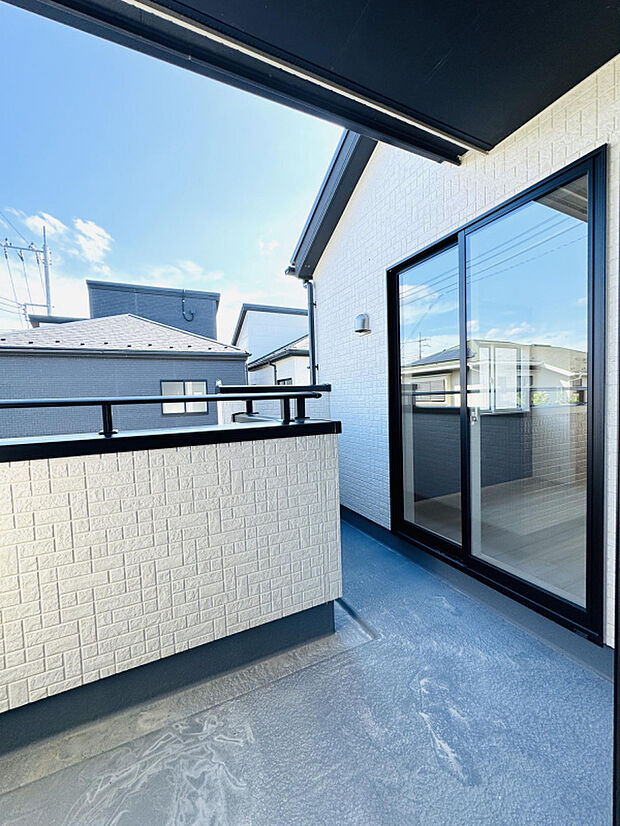 【【3号棟:バルコニー】】東側の南向きバルコニー。洋室二部屋から行き来できる造りです。