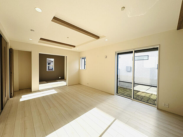 【【リビング17.0帖:1号棟】】南の掃き出し窓から光がそそぐ、明るいリビングです。シャッター付きで防犯面も安心です。