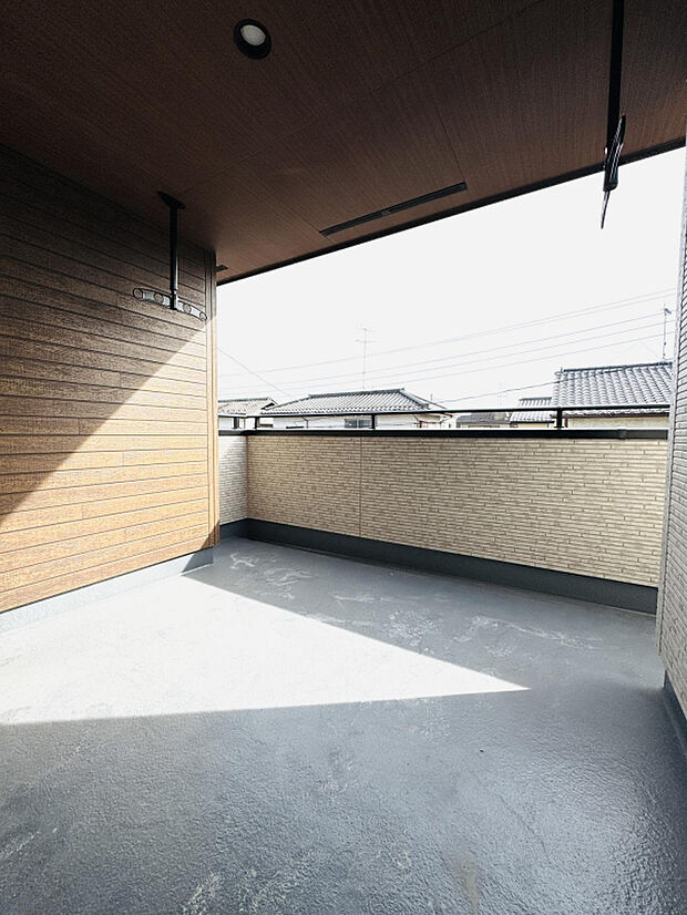 【【インナーバルコニー】】急なちょっとした雨なら洗濯物も安心な、照明・物干竿バーのあるインナーバルコニースペースです。羽毛ふとんやお洒落着の陰干しにも便利。