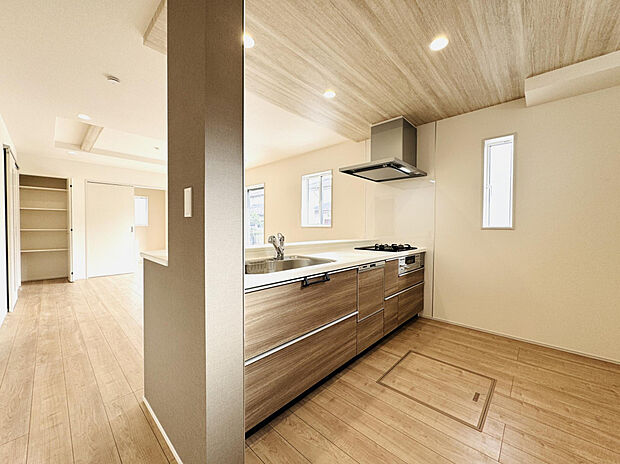 【【キッチン】】リビング全体を見渡せるカウンターキッチン。木の温もりを感じるやさしい雰囲気の空間です。