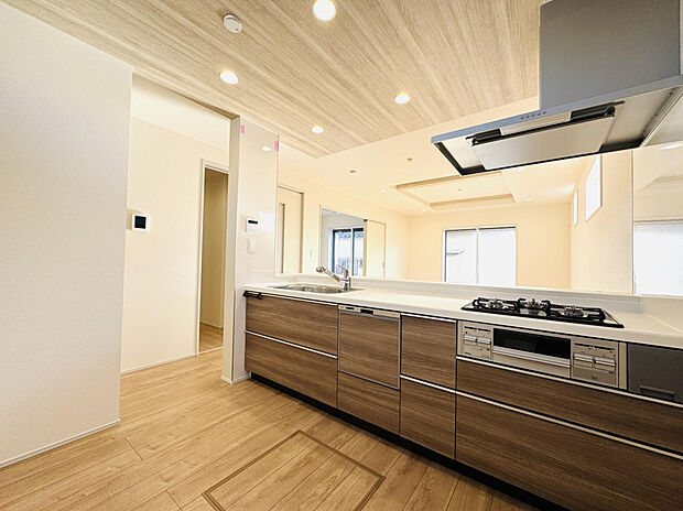 【【キッチン】】リビング全体を見渡せるフルオープンのカウンターキッチンです。リビングにいるご家族と会話を楽しみながら、またお子様を見守りながら作業できます。