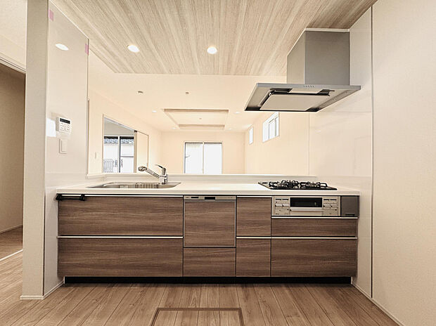 【【キッチン】】キッチン収納はビルトイン食器洗い乾燥機付き。また使い勝手のよい浄水器一体型水栓となっています。2リットルのペットボトルがラクラク入る奥行きがある床下収納付き。