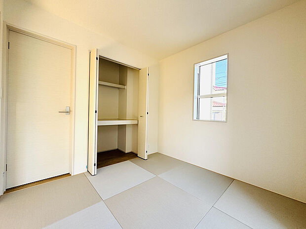【【和室4.5帖】】和室内にはお布団がラクラク入るサイズの収納付きです。