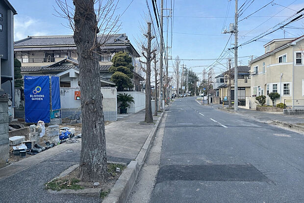 【足場解体【2026/1/19撮影】】前面道路は歩道含み幅員12m。開放感あるロケーションでお車の出し入れもラクラクです。