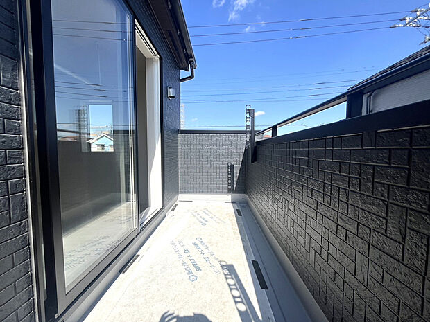 【【バルコニー東側:1号棟】】南向きで、洗濯物も気持ちよく干せるバルコニーです。