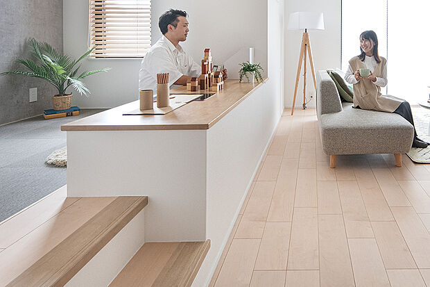 【快適で開放的なステージリビング】
開放感をそのままに程よくゾーニングされた段差空間。自分時間を楽しみながら、リビングやキッチンにいる家族の気配を感じることができます。※号棟により採用状況が異なります。