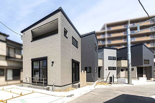 【現地建物完成。見学予約受付中。】東武スカイツリーライン「蒲生」駅徒歩12分でスムーズアクセス。1号棟は2台分カースペースを確保(※車種制限あり)※現地外観/2025年4月撮影