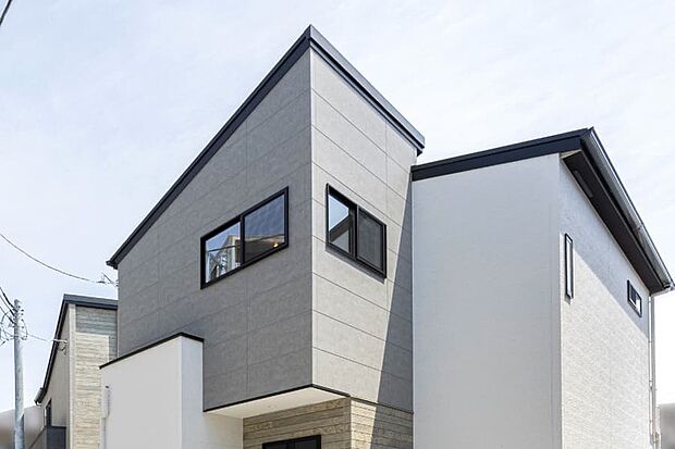 【片流れ屋根+モダンな外観】スタイリッシュな屋根形状とシンプルながら質感のある外壁。※現地外観/2025年4月撮影