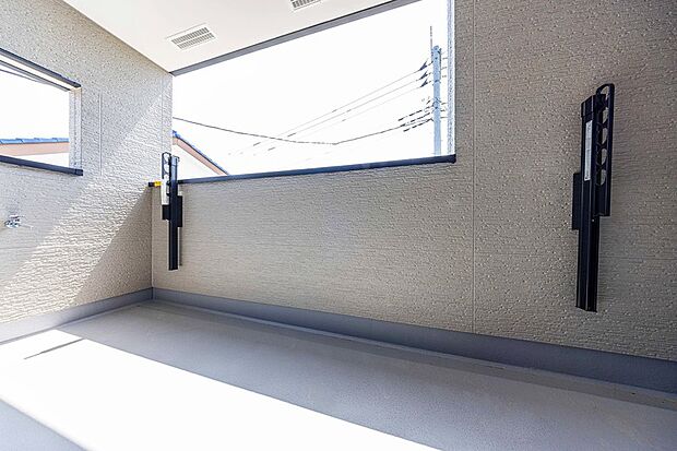 【1号棟/インナーバルコニー】プライベート感があり、急な雨にも対応しやすい屋根付きのインナーバルコニー。お掃除にも便利なバルコニー水栓を1箇所設置。※1号棟/2025年4月撮影