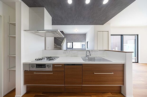 【【トクラスBb】】家事が楽しくなるスタイリッシュで使い勝手の良いキッチン。熱や水、汚れに強く、美しいキッチンカウンターに節水・浄水機付きの水栓など機能性とデザイン性の高い機器を備えたキッチン。毎日の家事を楽しくしてくれ