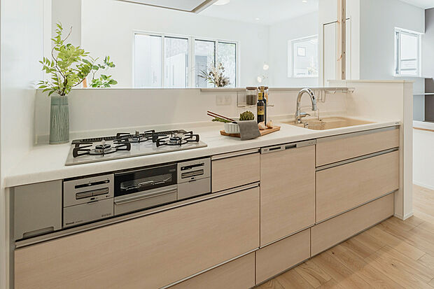 【【ワイドオープンキッチン/Toclas Bb】】家事が楽しくなるスタイリッシュで使い勝手の良いキッチン。熱や水、汚れに強く、美しいキッチンカウンターに節水・浄水機付きの水栓など機能性とデザイン性の高い機器を備えたキッチン。毎日の家事を楽しくしてくれ