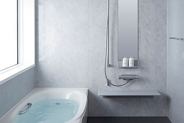 【【LIXIL AX】】一日の終わりに家族に癒しを与えてくれるバスルーム。お手入れ簡単でキレイを保つ技術の数々が、家事の負担を減らしてくれます。