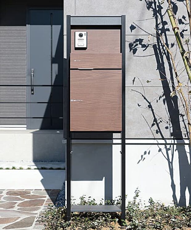 【宅配ボックス付機能門柱】スタイリッシュかつ機能的な門柱を採用。外出時はもちろん、家事で手が離せない時も荷物を受け取ることができます。※号棟によりカラーが異なります。