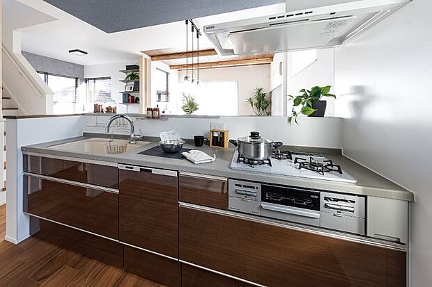 【【ワイドオープンキッチン】】スタイリッシュで使い勝手の良いキッチン。美しさと強さ、お手入れのしやすさを兼ね備えた人造大理石ワークトップを採用。熱や水、汚れに強く、毎日の家事を楽しくしてくれます。※号棟により採用状況が異なります。