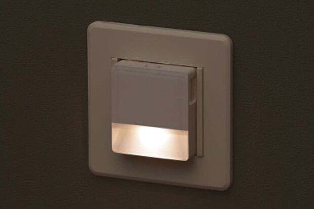 【【ナイトライト】】階段の上り口、下り口近くの2か所に設置。夜間や停電時に自動点灯し、コンセントから取り外して懐中電灯としてもご利用可。LED省エネ仕様です。