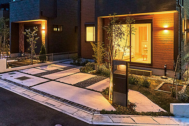 【【灯かりのいえなみ協定?】】暗くなると「明るさセンサー」で自動点灯するLEDライトが街区全体を照らし、美しい景観を創出します。また、街が明るくなることにより、地域全体の安全性と防犯性を高めます。