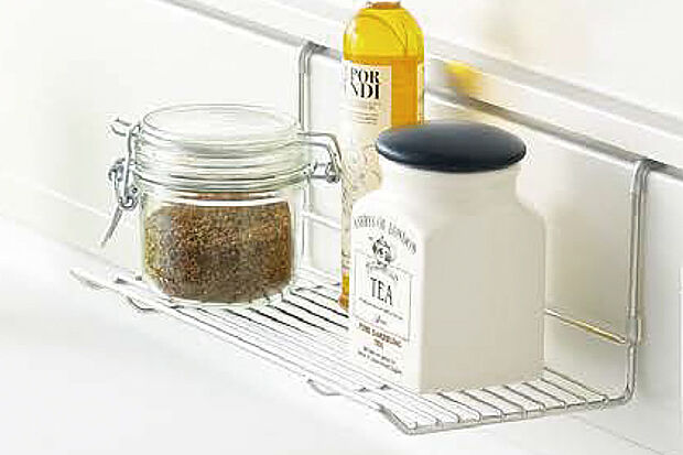 【【マルチスタンド】】作業スペースに設置可能で、調味料やオイルなどを置くことができます。手を伸ばせばすぐに取ることができるため、料理効率も向上しそうです。