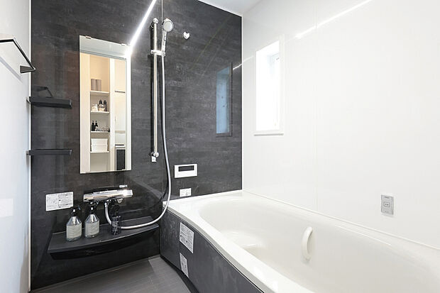 【【Oflora/オフローラ】】すっきりと洗練されたデザインで、心地よい時間を堪能できる節水シャワーや保温浴槽も搭載したバスルーム。