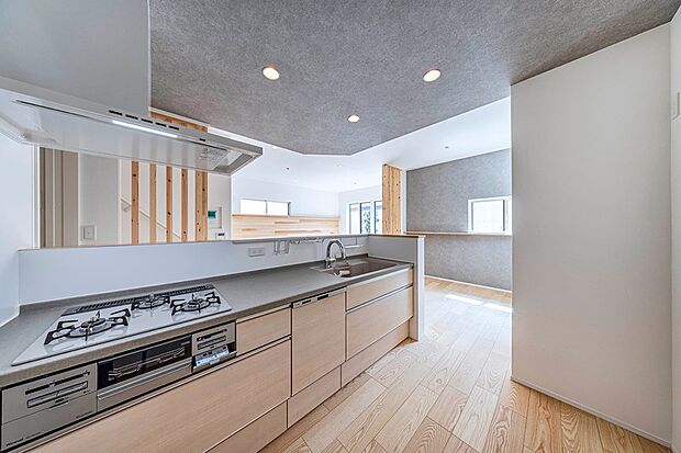 【【キッチン/トクラスBb】】スタイリッシュで使い勝手の良いキッチン。美しさと強さ、お手入れのしやすさを兼ね備えた人造大理石ワークトップを採用。熱や水、汚れに強く、毎日の家事を楽しくしてくれます。