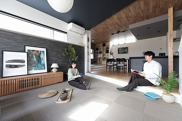 【【一人でも、家族や友人とも愉しく過ごせる場所】】段差や間仕切りなどでパブリックスペースをほど良くゾーニングし自分だけの時間も、家族や友人と過ごす時間も充実できる住まいです。※モデルハウス1号棟