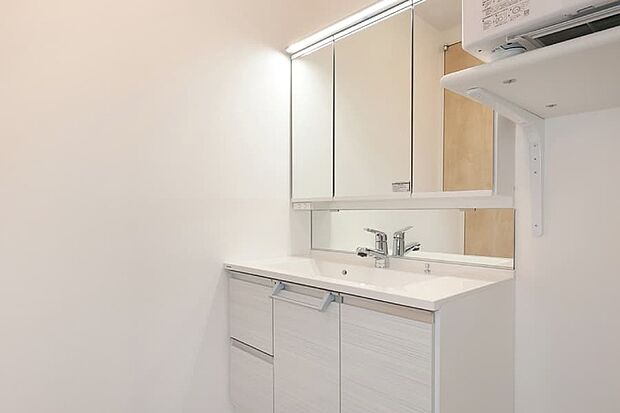 【【洗面化粧台/Panasonic C-line】】「子育てのしやすさ」と「女性の使いやすさ」を追求した洗面化粧台。子どもも使いやすいミドルミラーなど、機能的な化粧洗面台です。