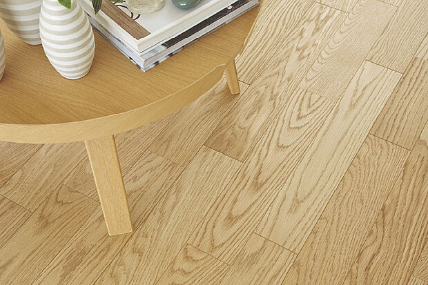 【銘樹モクトーン(1F)】抗菌・抗ウイルス加工を施したフローリングを採用。天然木特有の風合いや美しさを感じながら、家族の健康に配慮する床材です。