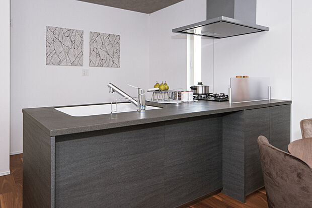 【【フルフラットキッチン】】美しさと強さ、お手入れのしやすさを兼ね備えた人造大理石ワークトップを採用。リビング・ダイニング側から向かい合って使えるフラットタイプのキッチンです。