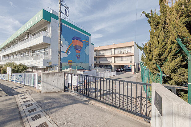 春日部市立川辺小学校(現地より徒歩5分)