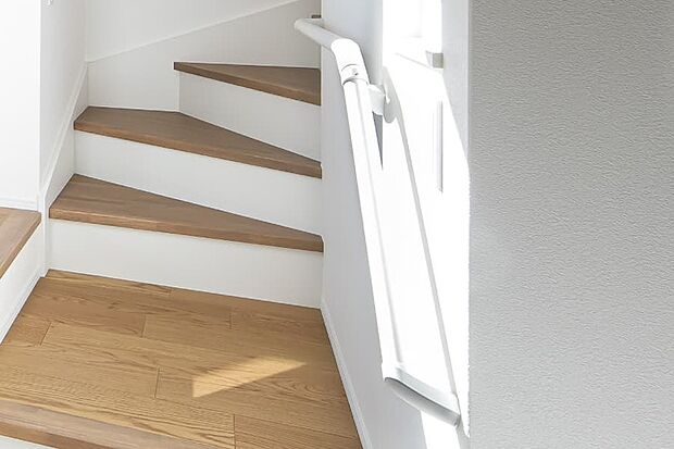 【【連続階段手すり（PLAN02）】】階段に昇りやすく安全性にも配慮した手摺りを設けました。