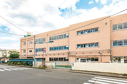 草加市立栄中学校（現地より徒歩7分） 約520m
