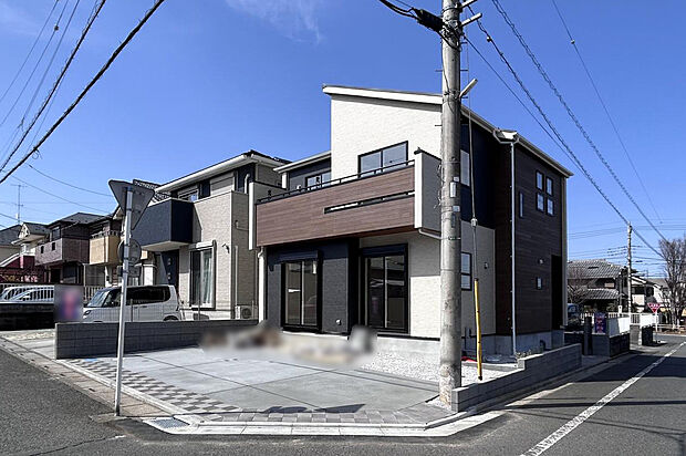 【 外観 】
南東角地に面した開放感のある好ポジション。カースペース並列3台可(車種制限あり)
