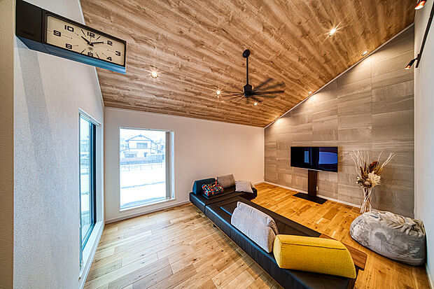 【自由設計対応のセミオーダー住宅「グランシア」（土地+建物）】デザイン性と実用性を兼ね備えたモダンスタイル。木目調のクロス、シーリングファン、エコカラットがハイグレードでスタイリッシュな憩いの雰囲気を演出（建物価格／2740万円 建物面積／118.41m2）