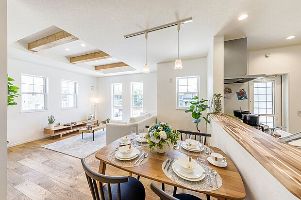 【【 住協建設の施工例 】】木の温もりを感じる化粧梁と、白を基調とした洗練の空間。自由設計で叶える、カフェのような心地よいLDK。