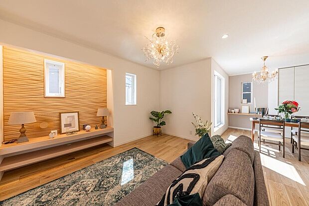 【自由設計対応のセミオーダー住宅「グランシア」（土地+建物）】部屋の形をフラットに見せるため壁面を一部へこませる工夫でエレガントに演出。間接照明が彩を加えます（建物価格／2523万円 建物面積／106.64m2）
