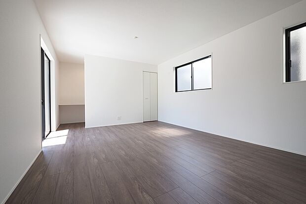 【LDK】風通しの良い両面採光のリビング。ワークカウンターを備え、収納スペースもございます