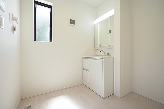 【洗面室】リネン棚を造作した、収納付きの洗面室