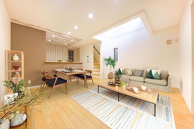 吹き抜けと充実した収納で、家族が心地よく暮らせる住まい(5号棟/約15.75帖/家具や小物はCGによるイメージです)