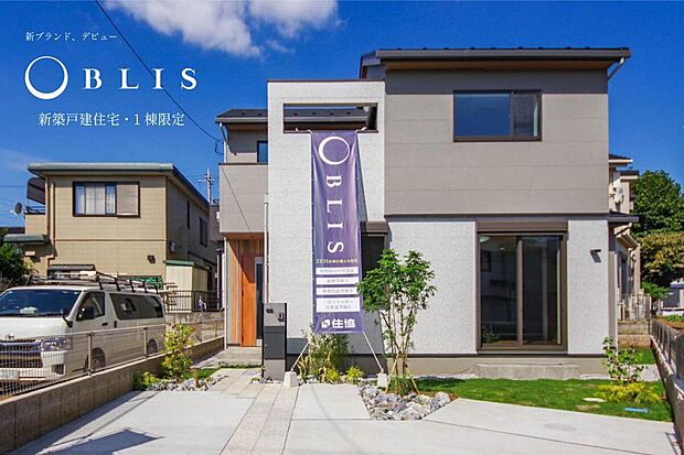 モダンな造形と重厚な質感が融合した、気品ある外観。重厚感の中に洗練を宿し、街並みに映える存在感を放つ、永く誇れる邸宅デザインです。