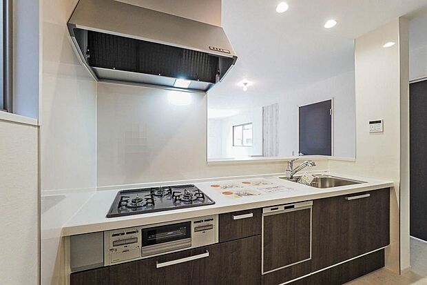 料理の幅が広がるグリル付きの3口ガスコンロ仕様のシステムキッチンです。