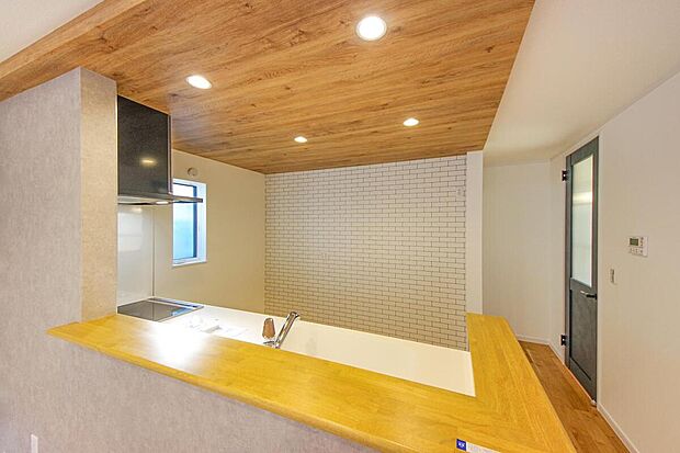 【7号棟・キッチン】天井に木目の「アクセントクロス」を設え、開放感と上質感を演出したダイニングキッチン