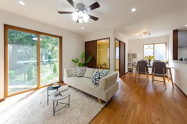 【住協建設／施工例】大きな窓から心地よい自然光が入るリビング。一角に和室を設けることで、使い勝手の良い便利な空間に