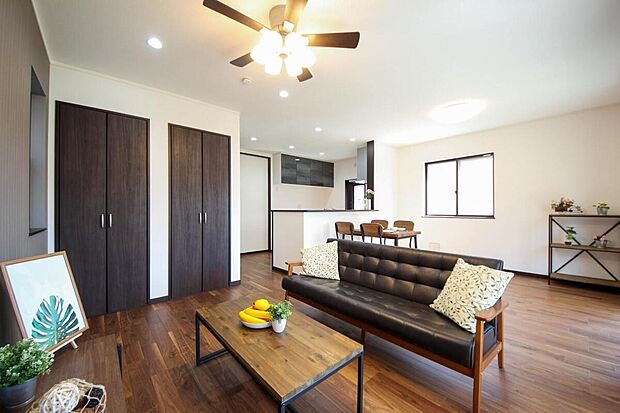 【住協建設／施工例】美しい木目が落ち着いた印象の、まるでカフェのようなリビング。あたたかなご家族団らんのお時間を。