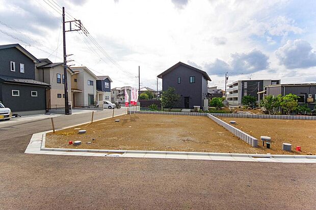 【現地写真】プラン広がる整形地、開放感のある角地を含む分譲地です。自由設計の注文住宅用地で理想の建物を建築しませんか？