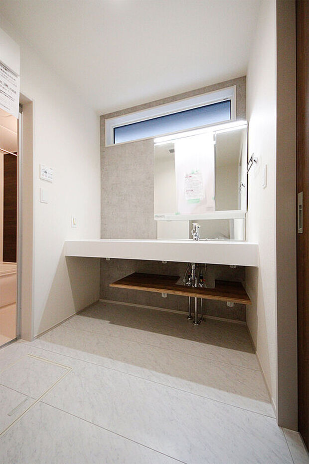 【広い洗面カウンター付き洗面台】写真 45号棟