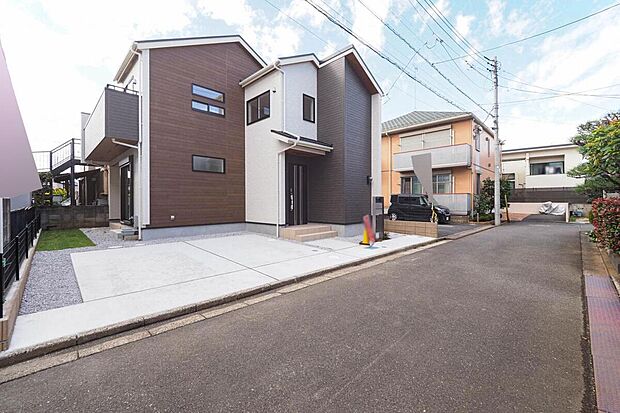 【前面道路を含む外観写真】カースペース並列2台分