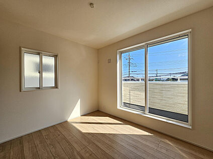 1号棟 南側洋室(5.25帖)2面採光を確保した明るい室内は