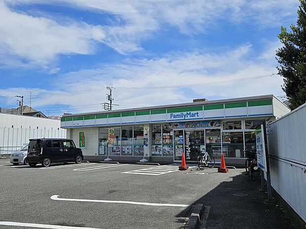 ファミリーマート 瀬谷3丁目店(約218m)