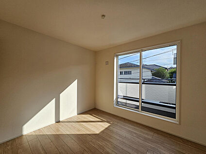洋室(1)(5.25帖)採光、通風が心地よいお部屋です。どん