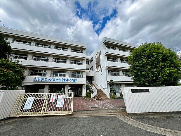 秦野市立鶴巻中学校（約600m）